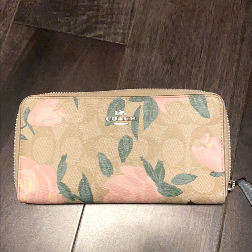 New without tags zip around long coach wallet